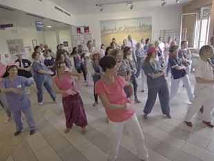 santa-maria-annunziata-la-danza-rosa-nel-reparto-di-oncologia