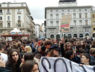 block-friday-contro-black-friday-nel-centro-di-firenze