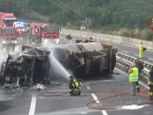 cisterna-ribaltata-in-a1-autostrada-bloccata-e-nucleo-batteriologico