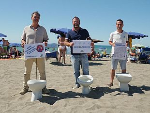 flash-mob-di-legambiente-sulla-spiaggia-di-capalbio-no-rifiuti-nel-wc