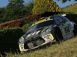 unauto-precipita-in-una-scarpata-al-rally-dellabetone