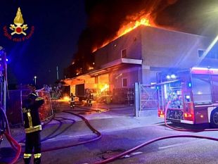 incendio-stanotte-a-prato-in-un-capannone-logistico