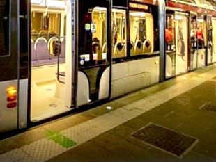 tramvia-incendio-sotto-il-ponte-chiuso-tratto-della-t2