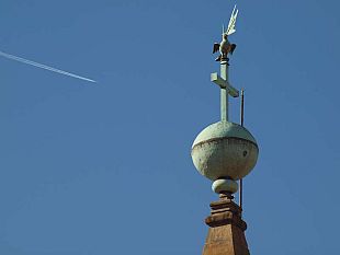 oltrarno-realizzata-la-doratura-della-sfera-con-croce-della-basilica-di-santo-spirito