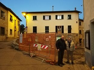 san-donato-in-poggio-lastricato-in-pietra-e-fioriere-luminose