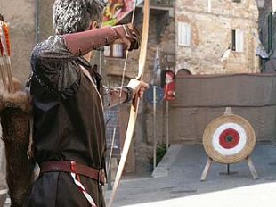 a807022306-campiglia-sabato-5-luglio-corteo-storico-e-palio-dei-rioni-con-gara-combinata-di-cavalieri-e-arcieri