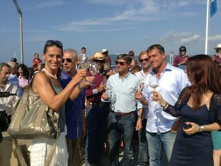 b308242225-toscana-arcobaleno-2013-a-cavallo-il-primo-brindisi-stamani-a-marina-di-carrara