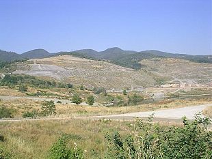 b107091825-milioni-di-metri-cubi-di-terra-nell-ex-miniera-di-santa-barbara