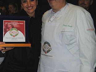 b402240002-alla-vincitrice-del-festival-di-sanremo-la-targa-di-vetrina-toscana