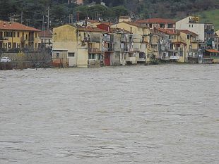 b401311928-maltempo-passata-l-ondata-di-piena-per-le-forti-precipitazioni