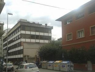 b312311422-direzione-urbanistica-di-firenze-il-palazzo-fantasma-con-i-vetri-murati