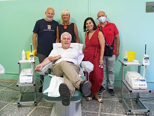 sangue-la-donazione-del-governatore-giani-per-la-campagna-estiva-avis