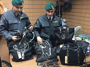 capannoni-alveare-sequestro-merce-contraffatta-a-marchio-gucci