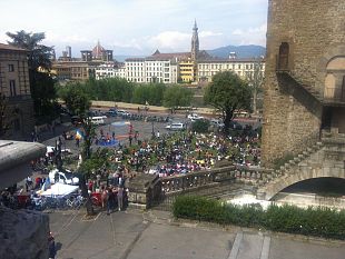 rissa-in-pieno-giorno-per-una-banconota-falsa
