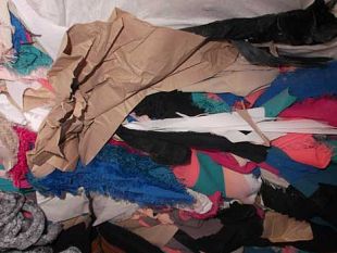 stoffe-usate-i-cinesi-le-raccolgono-per-mandarle-in-cina