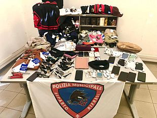 immortalati-mentre-utilizzavano-carte-di-credito-rubate