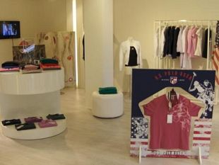 b009091947-a-cannes-il-primo-temporary-store-di-us-polo-assn