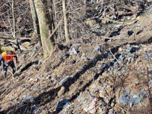 dispersione-di-rifiuti-originata-da-una-frana-a-palazzuolo-sul-senio