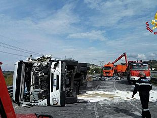 incidente-mezzo-pesante-si-ribalta-a-certaldo