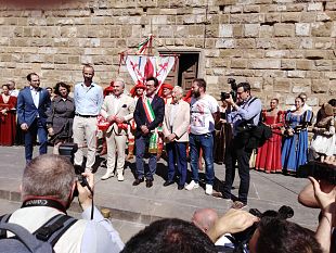 bagno-di-folla-per-commisso-in-piazza-santa-croce