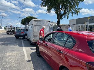 scaricavano-illegalmente-scarti-tessili-nei-cassonetti-individuati-e-denunciati-due-cinesi