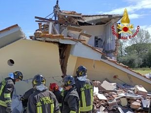 crolla-abitazione-4-feriti-si-cercano-due-dispersi