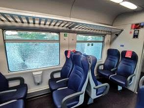 vandali-sul-treno-firenze-pisa-spaccati-finestrini-e-rotte-porte