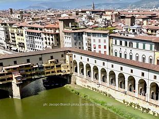 scrivono-i-loro-nomi-su-ponte-vecchio