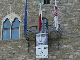 a911302211-aung-san-suu-kyi-cittadina-onoraria-di-firenze-via-libera-del-consiglio