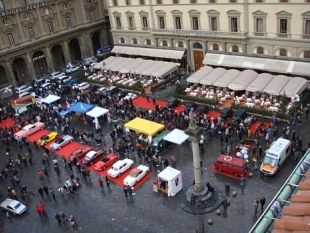 b012061937-100-auto-d-epoca-in-piazza-della-repubblica-a-firenze