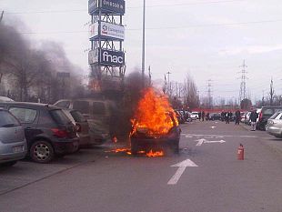 b101291947-un-auto-incendiata-questa-mattina-ai-gigli
