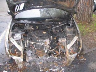 a808081935-firenze-multata-un-auto-carbonizzata-dal-piromane