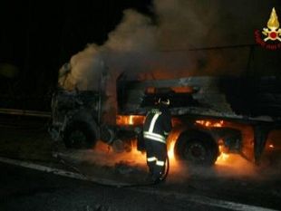 distrutto-dalle-fiamme-camion-cooperativa-sociale-alle-piagge