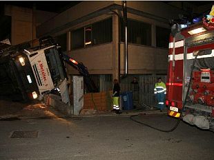 b110181447-tavarnelle-val-di-pesa-liberata-persona-incastrata-sotto-un-autocarro