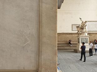 svastica-in-loggia-dei-lanzi-nardella-fara-di-tutto-per-scoprire-il-colpevole