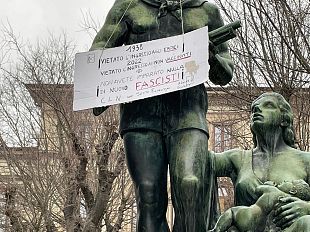 cartello-no-vax-su-monumento-partigiano