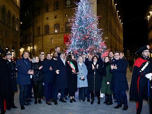via-tornabuoni-accese-le-luminarie-natalizie