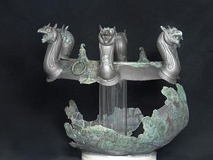 restaurato-calderone-bronzeo-della-tomba-dei-lebeti