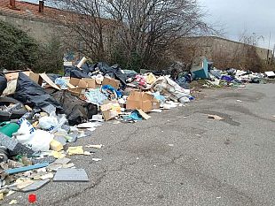 discarica-abusiva-in-via-luzi-ci-sono-anche-rifiuti-speciali