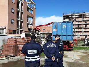 controllo-dei-vigili-in-via-nazionale-sequestrati-oltre-600-capi-di-abbigliamento