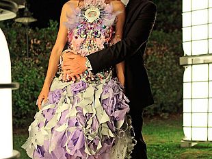 b007130004-cento-tipologie-di-rifiuti-per-l-abito-tutto-da-riciclo-della-sposa