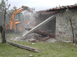 b402051512-abusi-edilizi-caminetti-ed-aria-condizionata-ma-risultano-annessi-agricoli