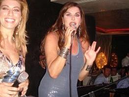 b107221342-forte-dei-marmi-alba-parietti-ospite-del-salotto-panoramico