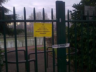 b101010412-la-municipale-chiude-i-giardini-pubblici-sul-lungarno-ma-i-tronchi-restano