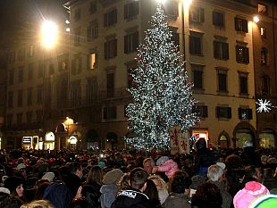 b312082112-natale-renzi-inaugura-l-abete-in-piazza-del-duomo