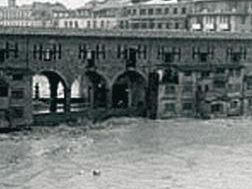 a910261711-angeli-nel-fango-l-alluvione-mai-vista
