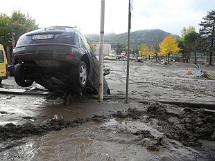 b303131558-piove-e-la-toscana-continua-a-franare-e-andare-sott-acqua