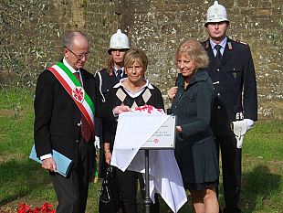 b310301401-due-ulivi-al-forte-belvedere-per-ricordare-veronica-e-luca