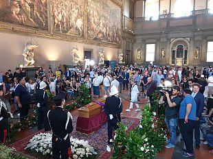 firenze-in-migliaia-per-lomaggio-a-zeffirelli