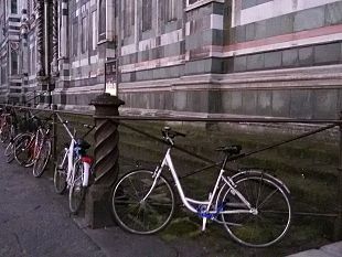 piazza-della-repubblica-arriva-la-apple-sparisce-la-rastrelliera